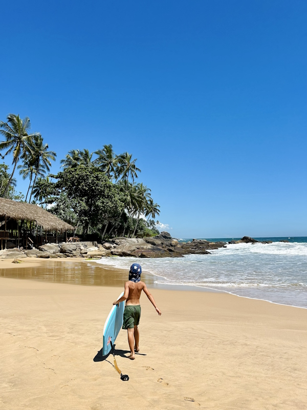 Goyambokka Strand Surfen Kinder Sri Lanka