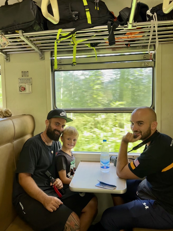 mit dem Zug durch Sri Lanka mit Kind